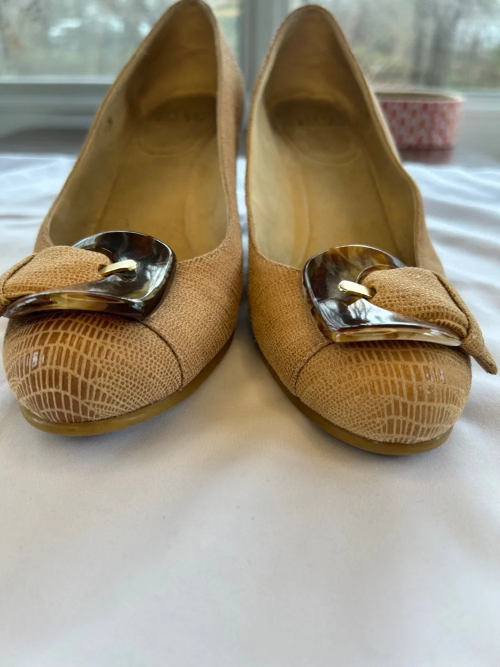 Stuart Weitzman Tan Lizard-Embossed Wedge Pumps with Tortoise Buckle 7.5 - Picture 3 of 8